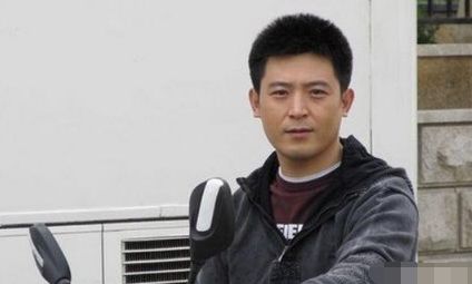 当时27岁的他和演员郭月搭档表演了春晚小品《纠察》.