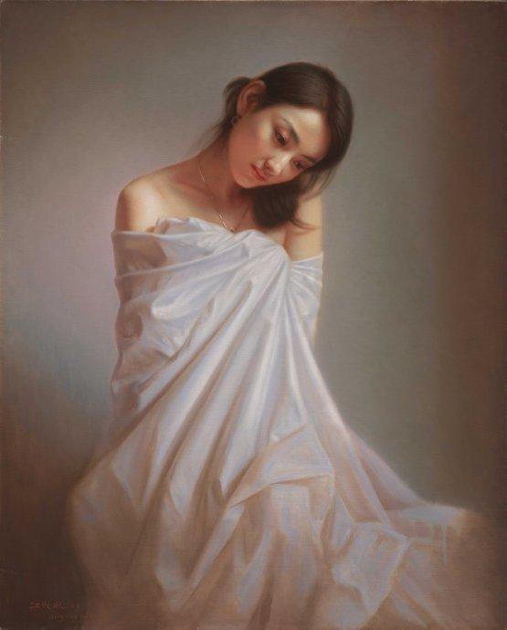 年轻艺术家人体油画中的美女身披薄纱难掩丰满躯体