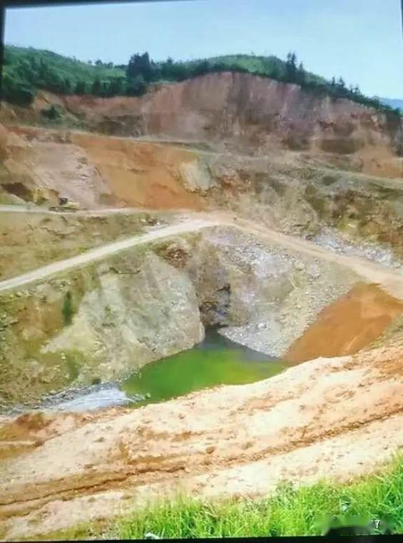 积水不是很多时的废弃矿坑.受访者供图