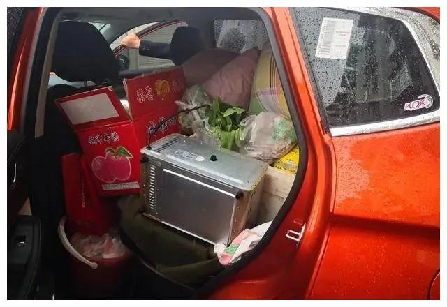 另外一个情况是,不但要拉东西,还得载人,父亲坐前排副驾驶,母亲坐后排