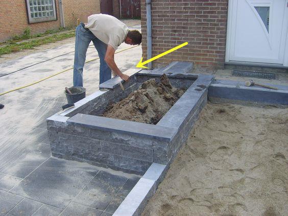 样式和搭配方式有很多,比如:利用砖块砌筑圆形嵌套花坛,给砖块刷涂