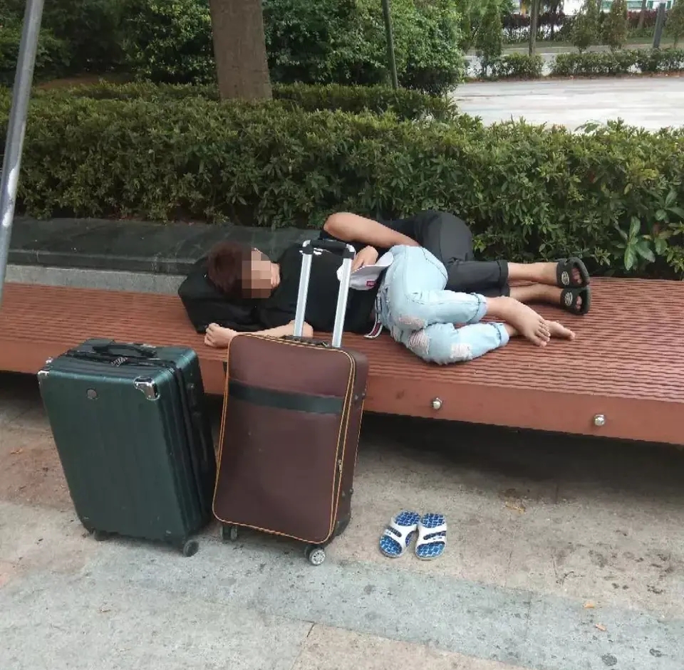 深圳两年轻小伙找不到工作,宁愿睡公园,现在的年轻人这么穷吗?