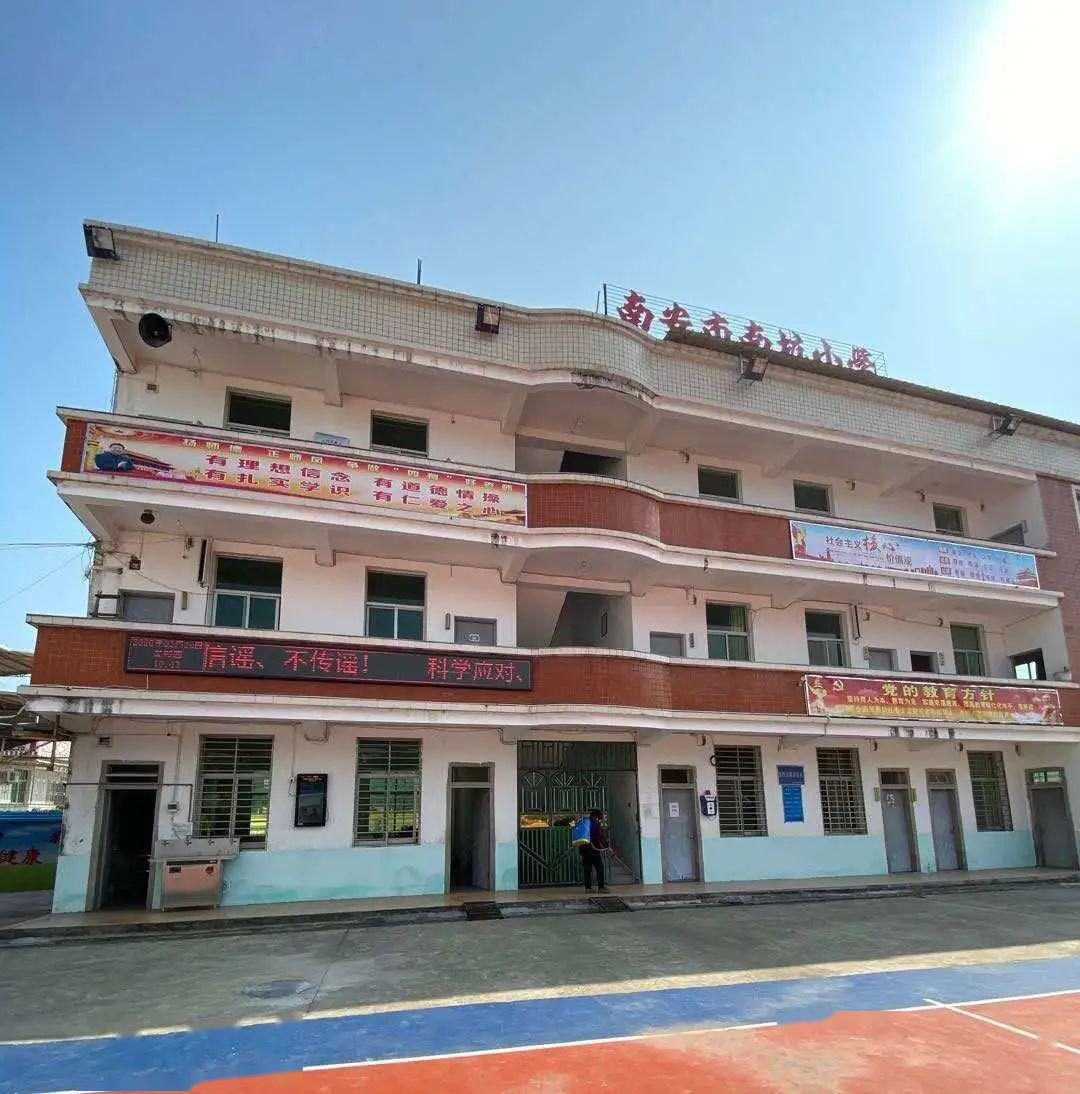 东田镇党政主要领导深入各校检查指导返校复学工作