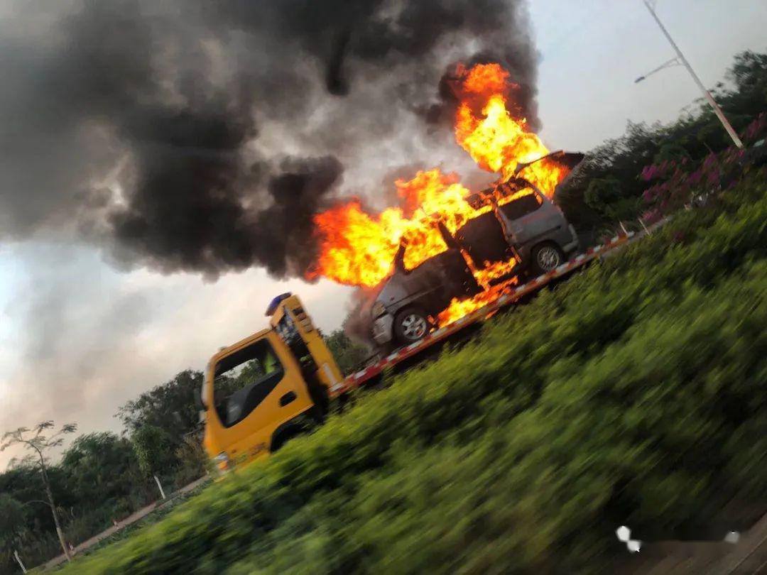 突发武鸣这里又一车熊熊大火