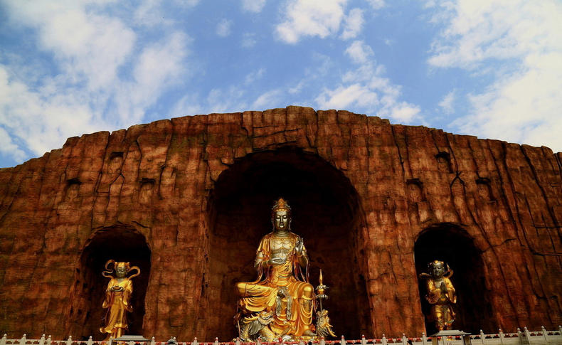 还有九千九百九十九尊小的妙音如来,总共一万尊,所以叫万佛塔.