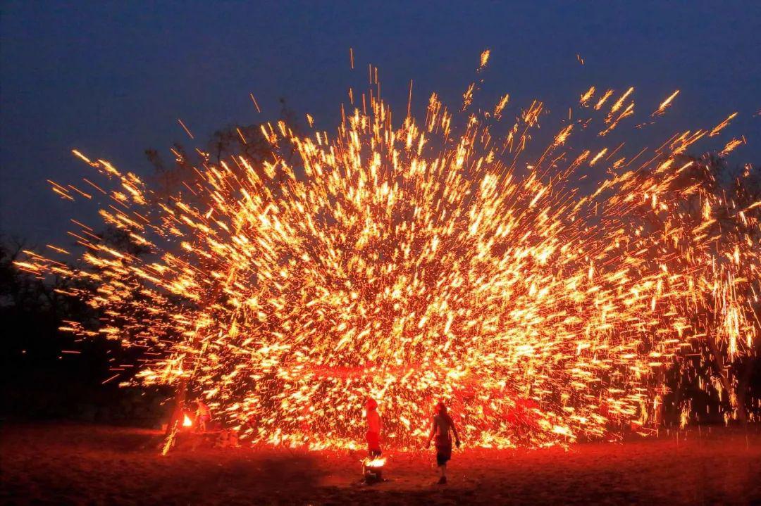 少数民族火把舞民间非遗传承表演打铁花也在此刻惊艳怒放组成万岁山