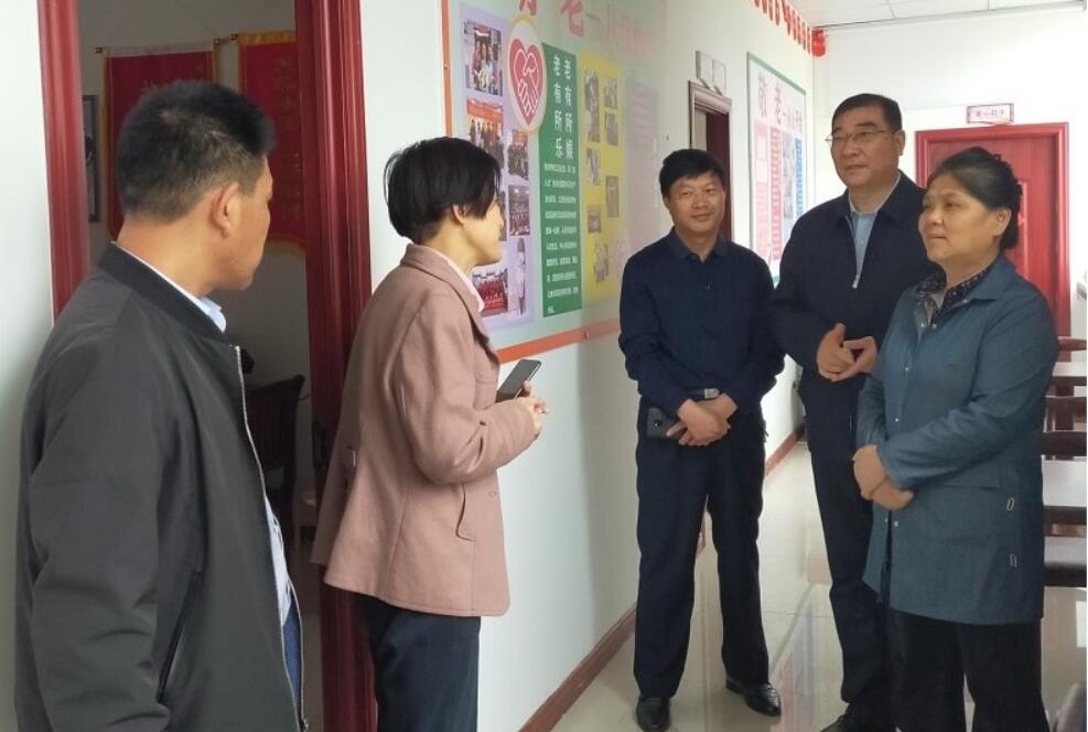 韩秀荣向省民政厅副厅长耿学梅等调研领导介绍青云社区老年人日间照料