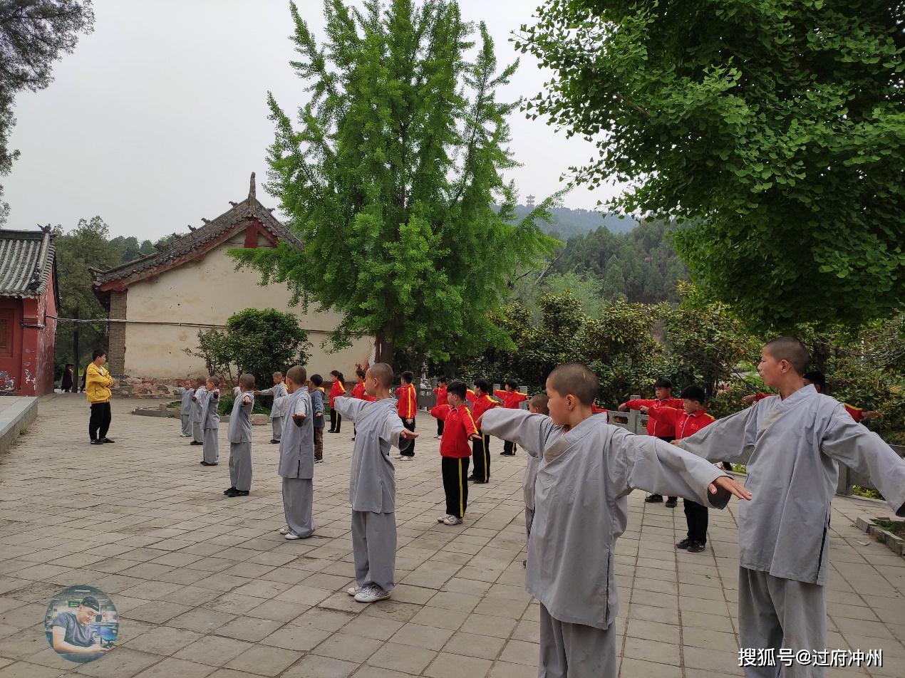 實拍千年古寺院內小和尚練功年紀雖小功夫了得日常訓練成風景