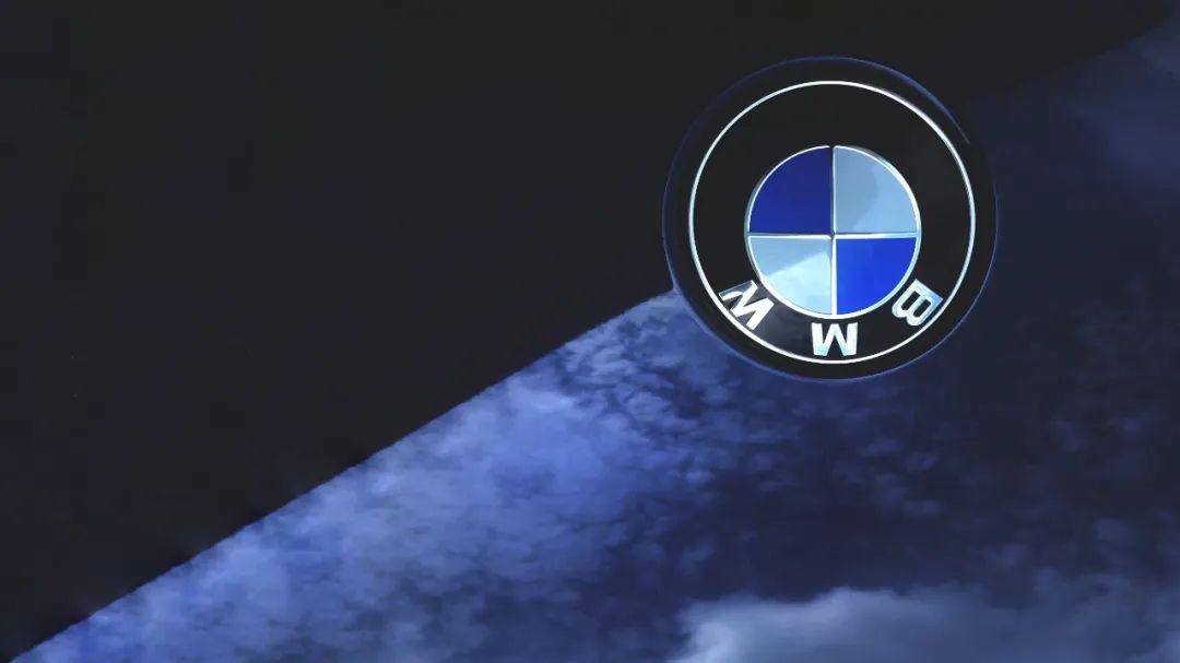 bmw车标宛如挂在黑夜的一轮明月.伴着4月8日晚的超级月亮,武汉解封了.
