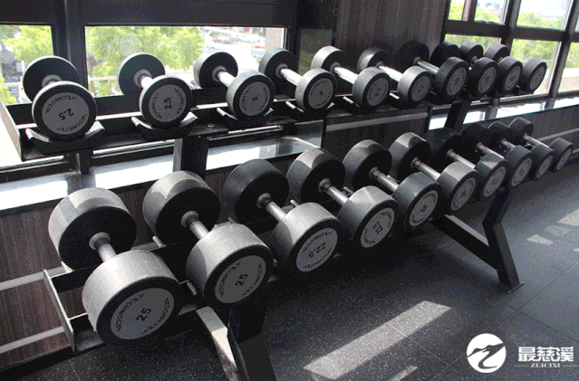 哑铃,杠铃,固定器械,各种健身小工具等训练器械一应俱全,这些器材必