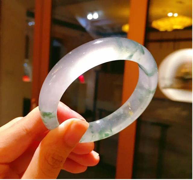 翡翠小白之两千左右的又冰又透的镯子_手镯