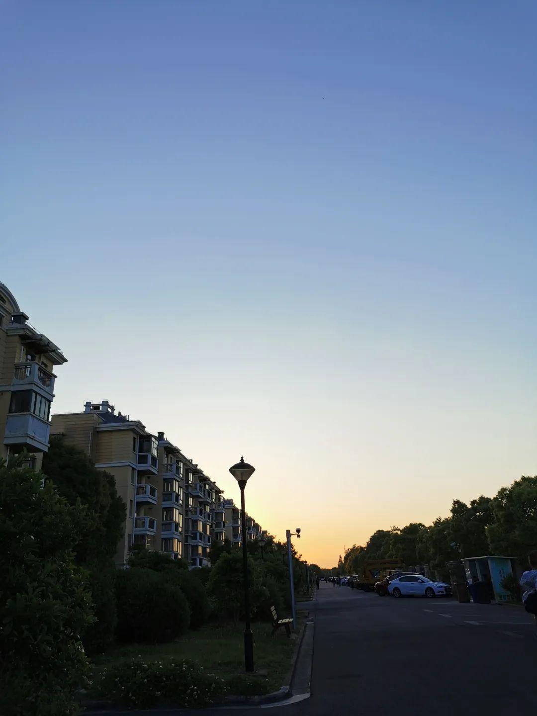 它是明南佳苑小区里的闲适惬意,门前长椅上老人晒着太阳,剥着扁豆