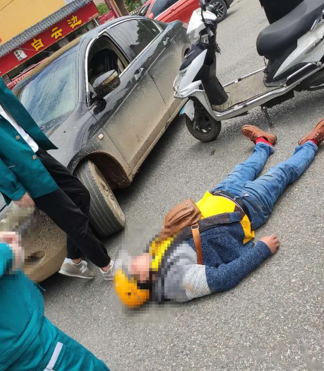 邓州东一环马路中间外卖小哥被撞昏迷