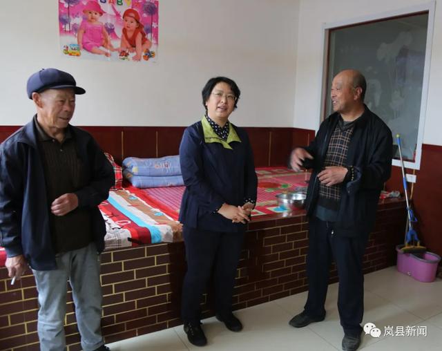 岚县高奇英在上明乡调研督导脱贫攻坚工作