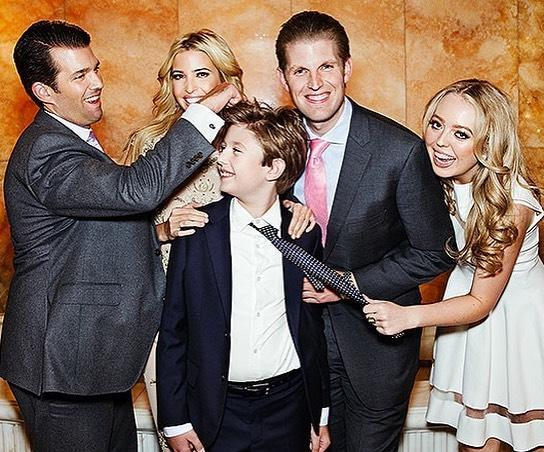 特朗普小儿子难得露笑颜,带大链子换发型,14岁挺大肚腩像社会人_巴伦