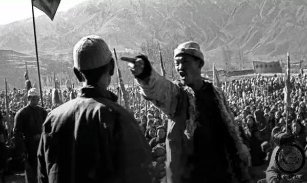 直击50年代的地主批斗现场:图2百姓怒指地主,图8地主婆撒泼打滚-搜狐大视野-搜狐新闻