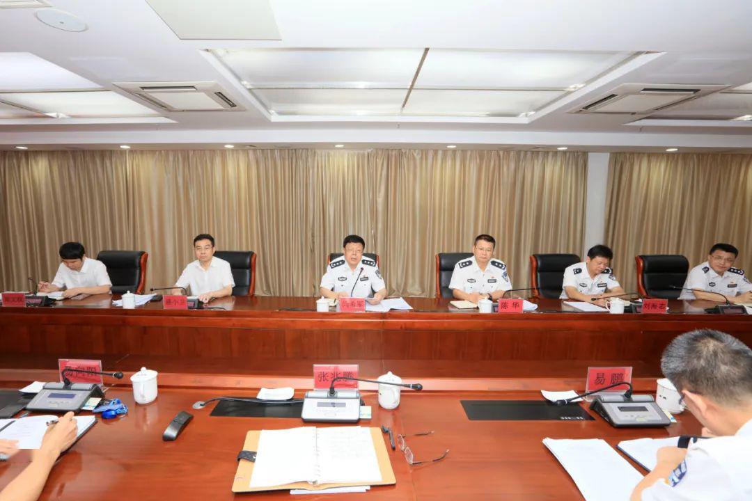 座谈会由厅党委委员,政治部主任郑文权主持.