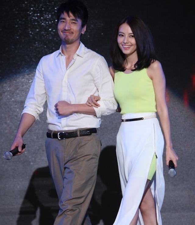 原创赵又廷一家现身1岁女儿蝴蝶结配白鞋又潮又美高圆圆发福明显