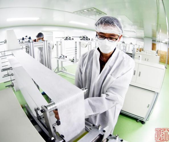 记者再次走进恒久安泰,这一回他们自主研发n95口罩生产线,接单到交付