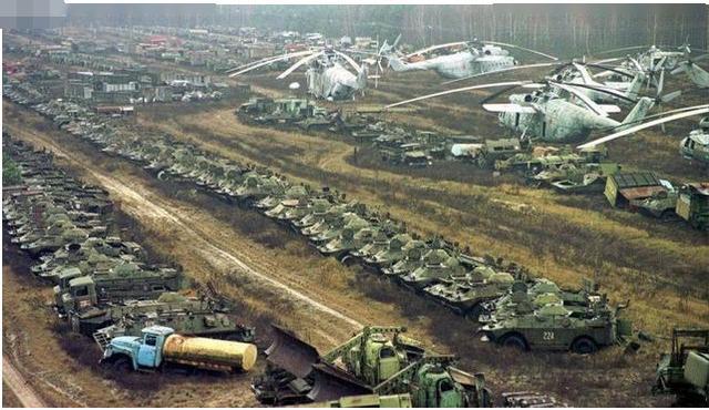 不过看似强大的苏联却是一个蹩足的巨人,军事工业和重工业异常发达,轻