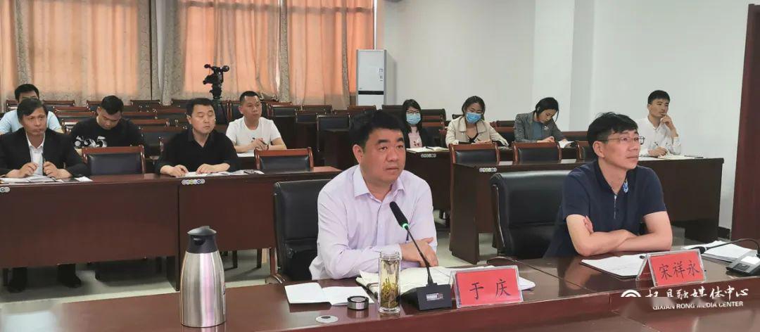 县委副书记于庆出席会议并强调,各级各部门要保持思想紧绷不放松,认清