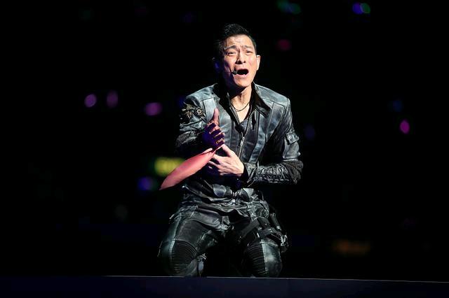 伍曼英后来探班刘德华,现场听到刘德华唱这首《练习》,没听完就感动地