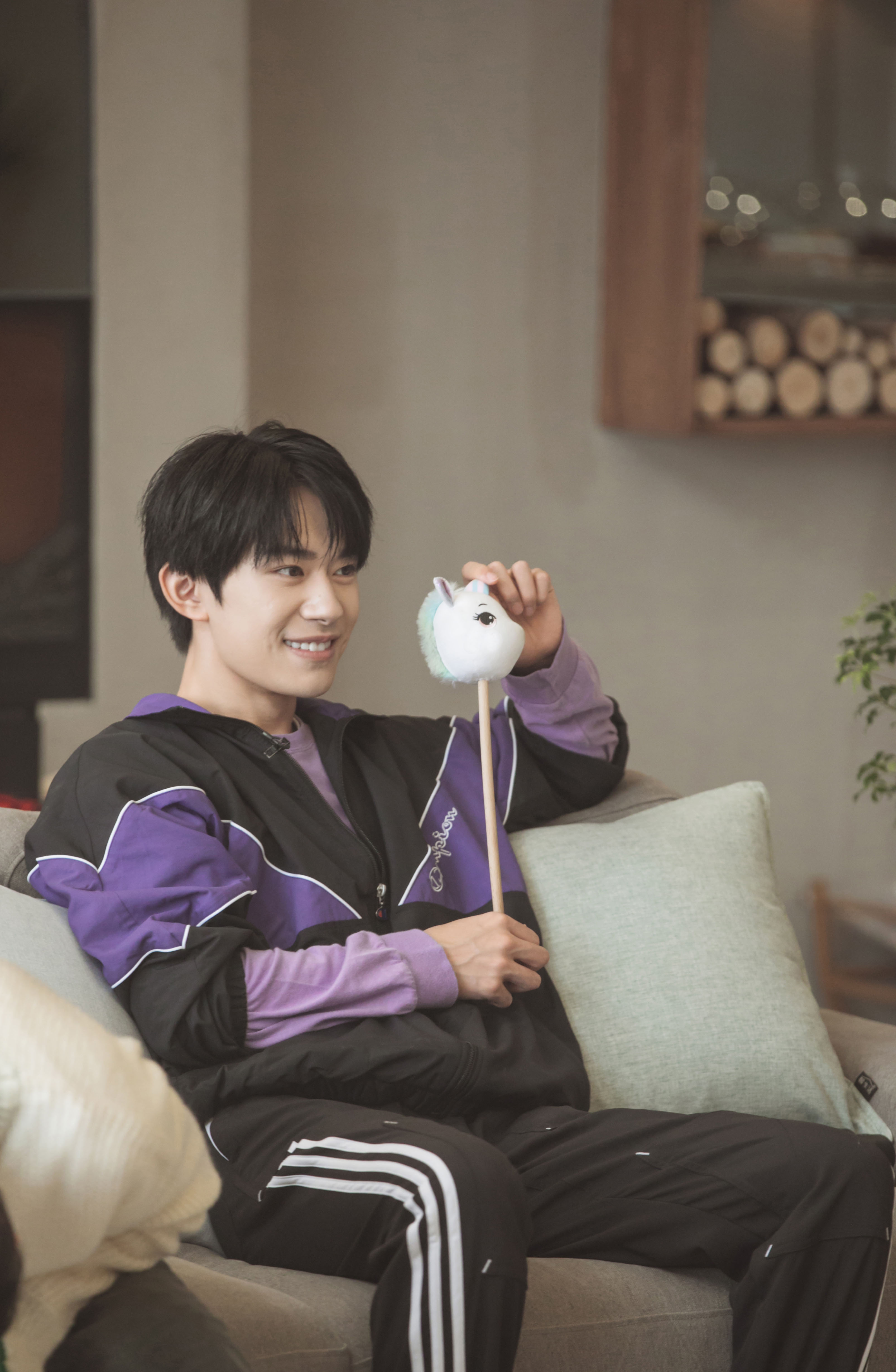 《朋友请听好》易烊千玺紫色拼接运动套装抢眼,完美诠释少年活力