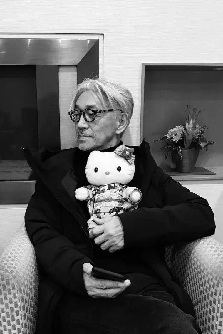 现在68岁的坂本龙一在黑白镜头下显得柔和而内敛,多年不变的中分发型