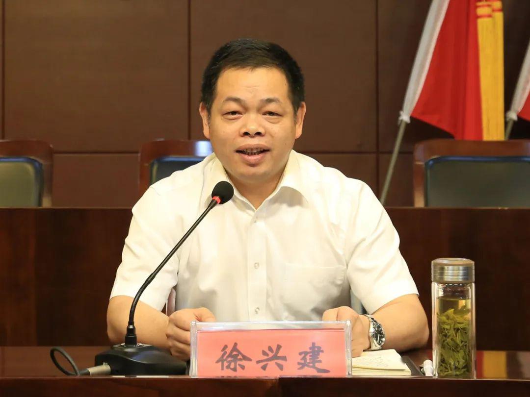 参加本次会议的有街道党工委书记徐兴建,街道党工委副书记沈文良,拆迁