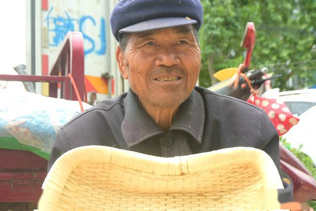 曾是农民必备物件,今濒临淘汰,74岁老人奔波百余里摆摊寻出路