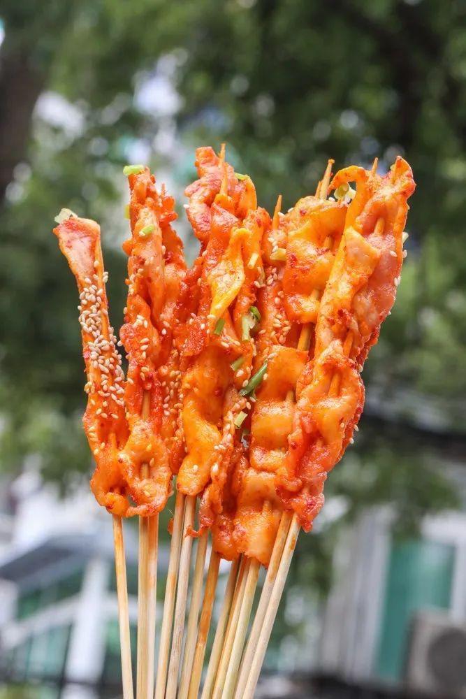 "02烧烤师傅手法娴熟,烤制时间拿捏的炉火纯青,每款肉肉都