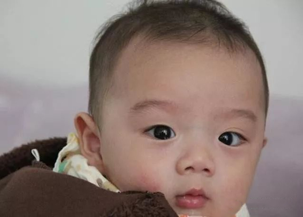 嗯哼从"胡一统"变"小杜江",为啥娃长大才显双眼皮?3点原因