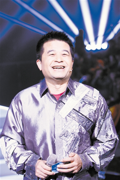 61岁毕福剑秀书法庆祝母亲节 发型凌乱书法大气