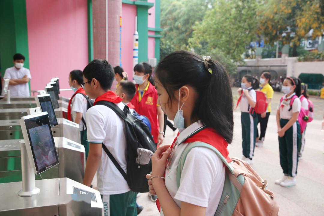 直击惠州"小神兽"复学现场!_小学