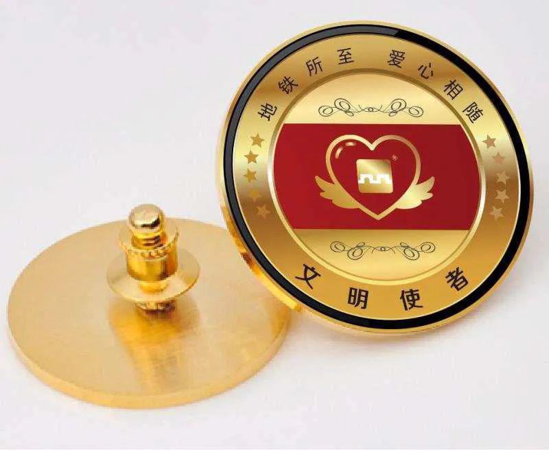 并由工作人员为其授予"文明使者徽章",发放"文明使者贴纸"