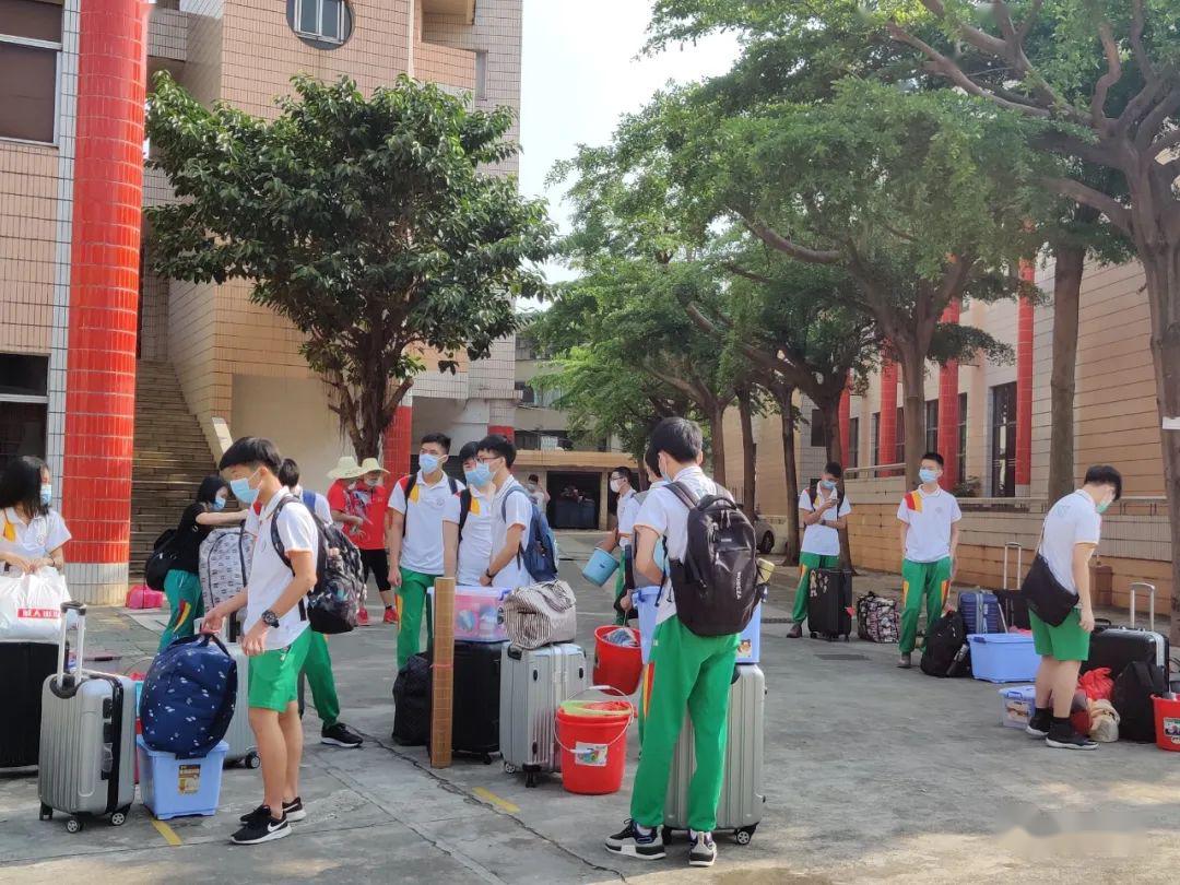 居正学校李树芬纪念中学从今天开始台山各所初高中学校的师生全面开启