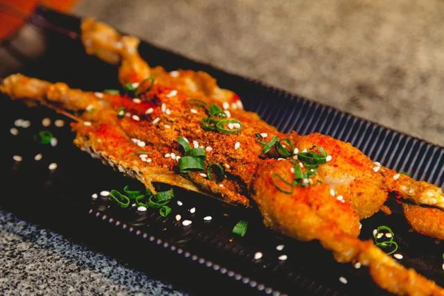 快乐又回来了大连这家店满屏都是大长腿有蛙有鱼