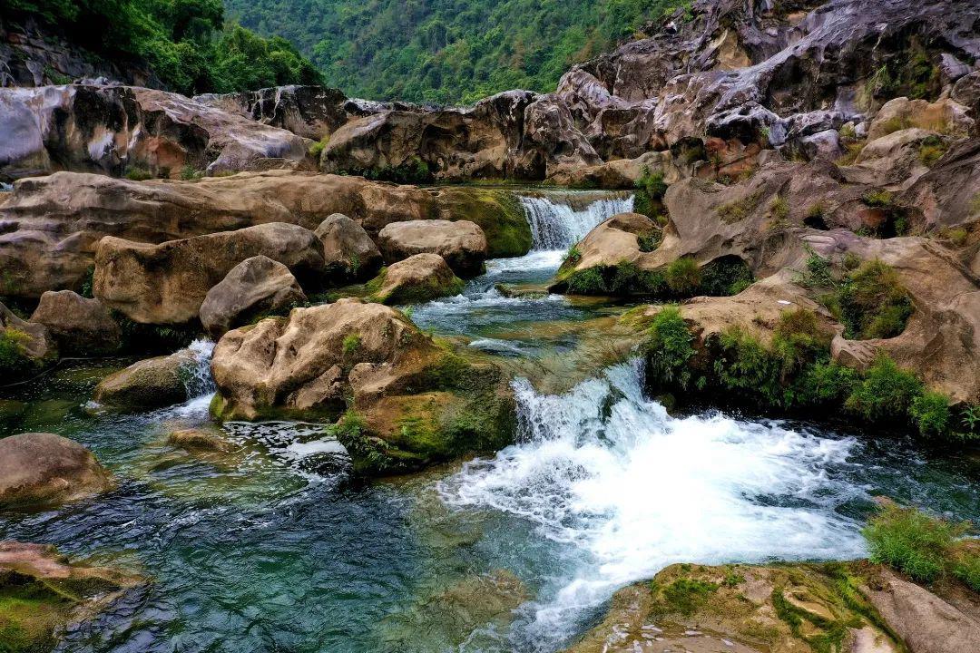 纤细的南盘江静谧的流淌在峰林峡谷间