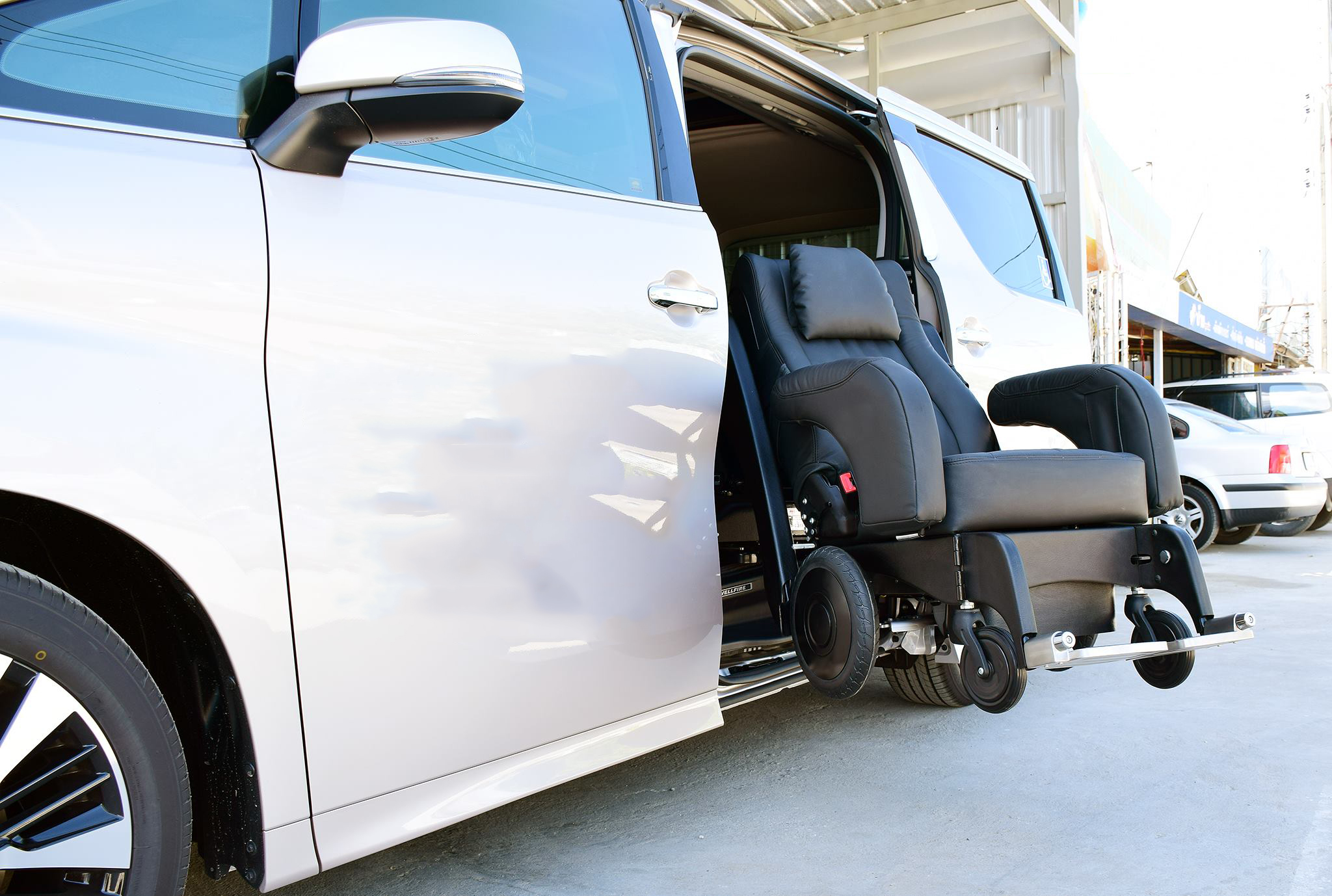 丰田埃尔法威尔法改装福祉升降旋转座椅福祉车福祉轮椅_搜狐汽车_搜狐