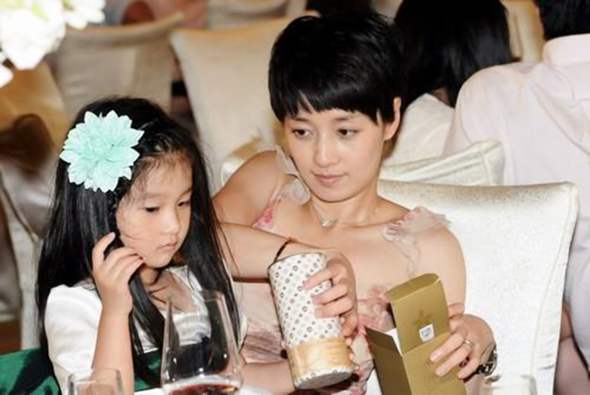 善良乖巧乐于助人,几乎见不到她发脾气,马伊琍讲了关于女儿的一件小事