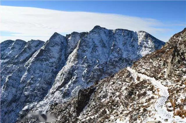 氣勢磅礴的太白山太白山地貌複雜,特點各異:低山區是被黃土覆蓋的石質