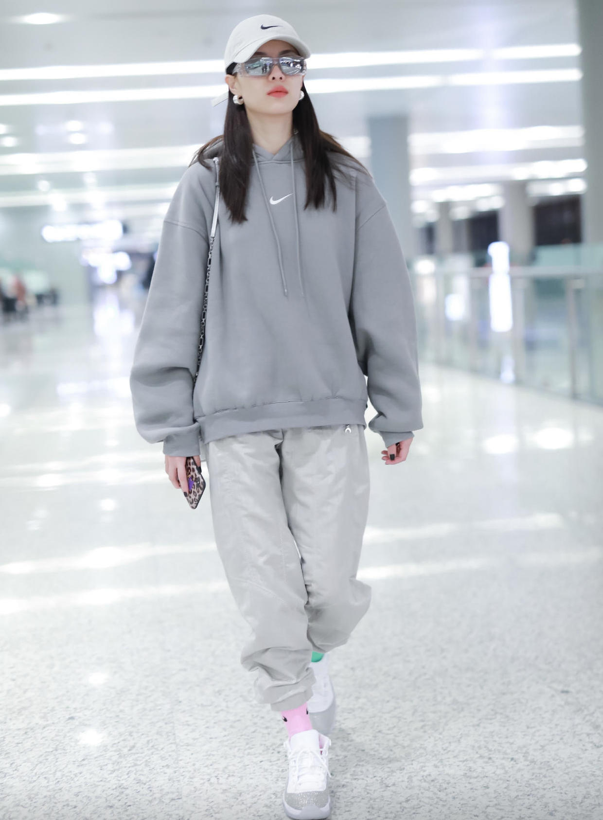 原创钟楚曦气质全开穿一件卫衣搭配灰色工装裤走机场气质非凡
