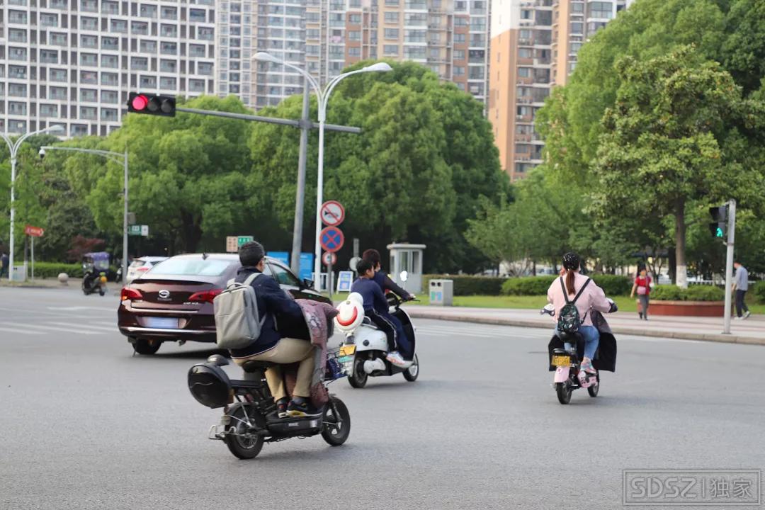 甚至還有騎電動車載人的 並且騎車的和坐車的都不戴頭盔