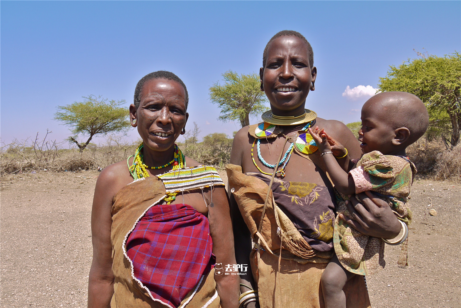 爱美的非洲部落把铜环当成手镯戴穷得住土屋衣着打扮却很时尚