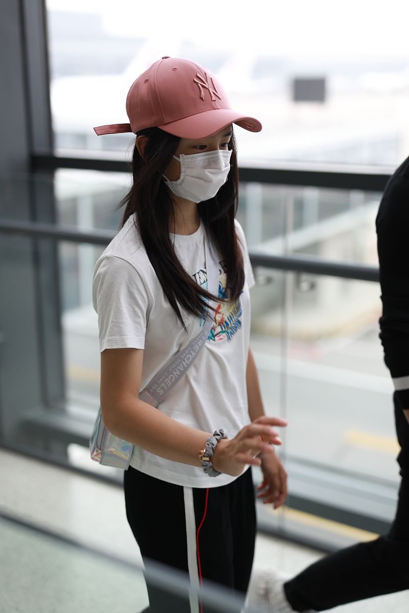 她在近日和爸爸田亮走机场时就穿了一款白色的印花t恤,从森碟的穿搭中