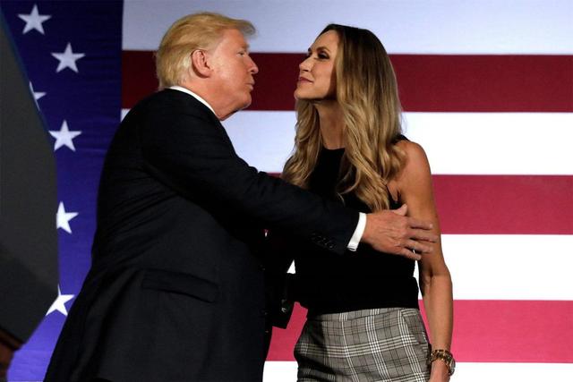 特朗普的二儿媳时尚又美!挺着孕肚穿紧身裙,37岁的身材依旧少女_劳拉