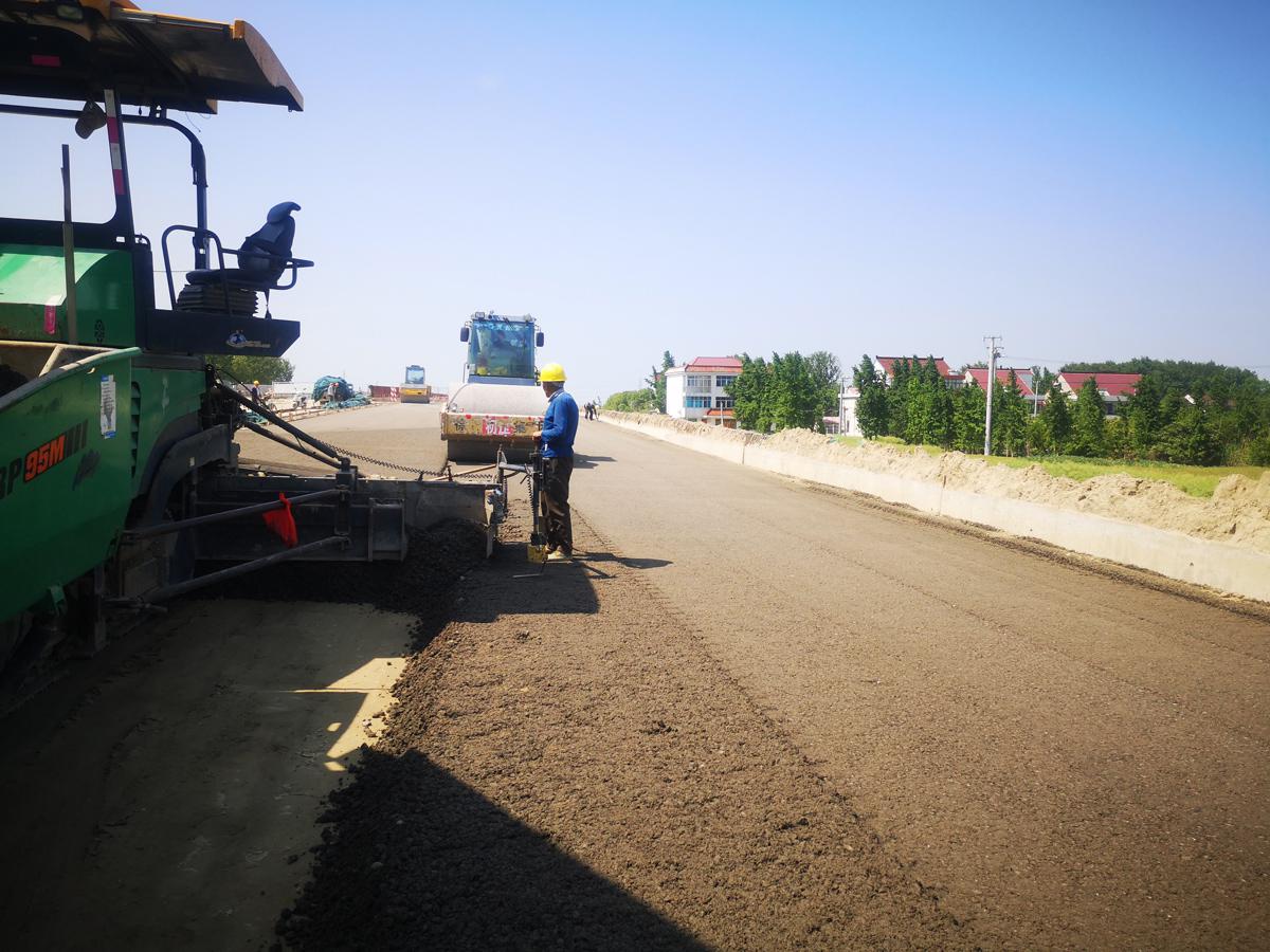 通皋大道建设工程水稳底基层摊铺圆满完成