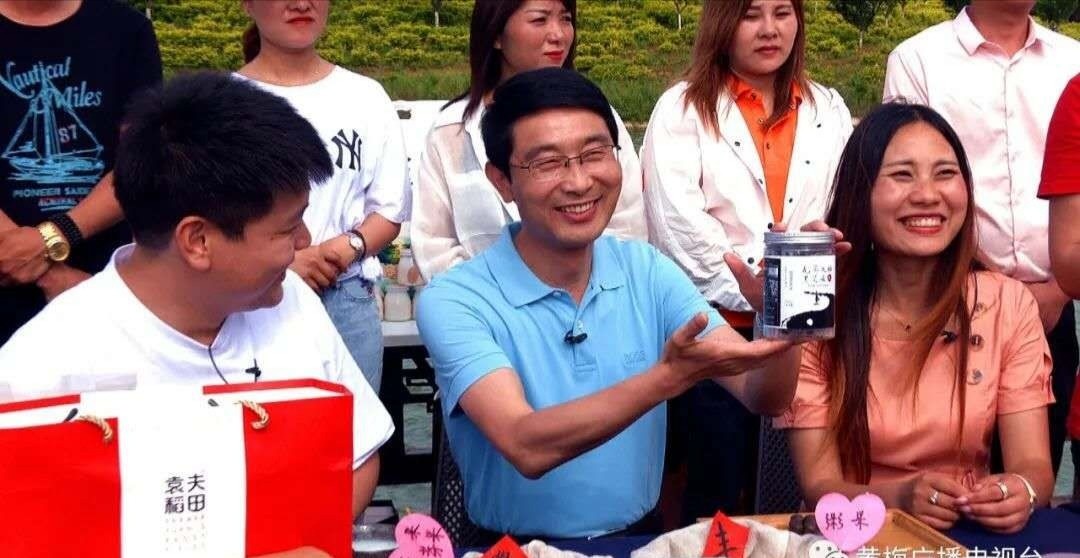 湖北黄梅:县长刘欲晓亲自直播"带货"创新模式 助农户脱贫_地标