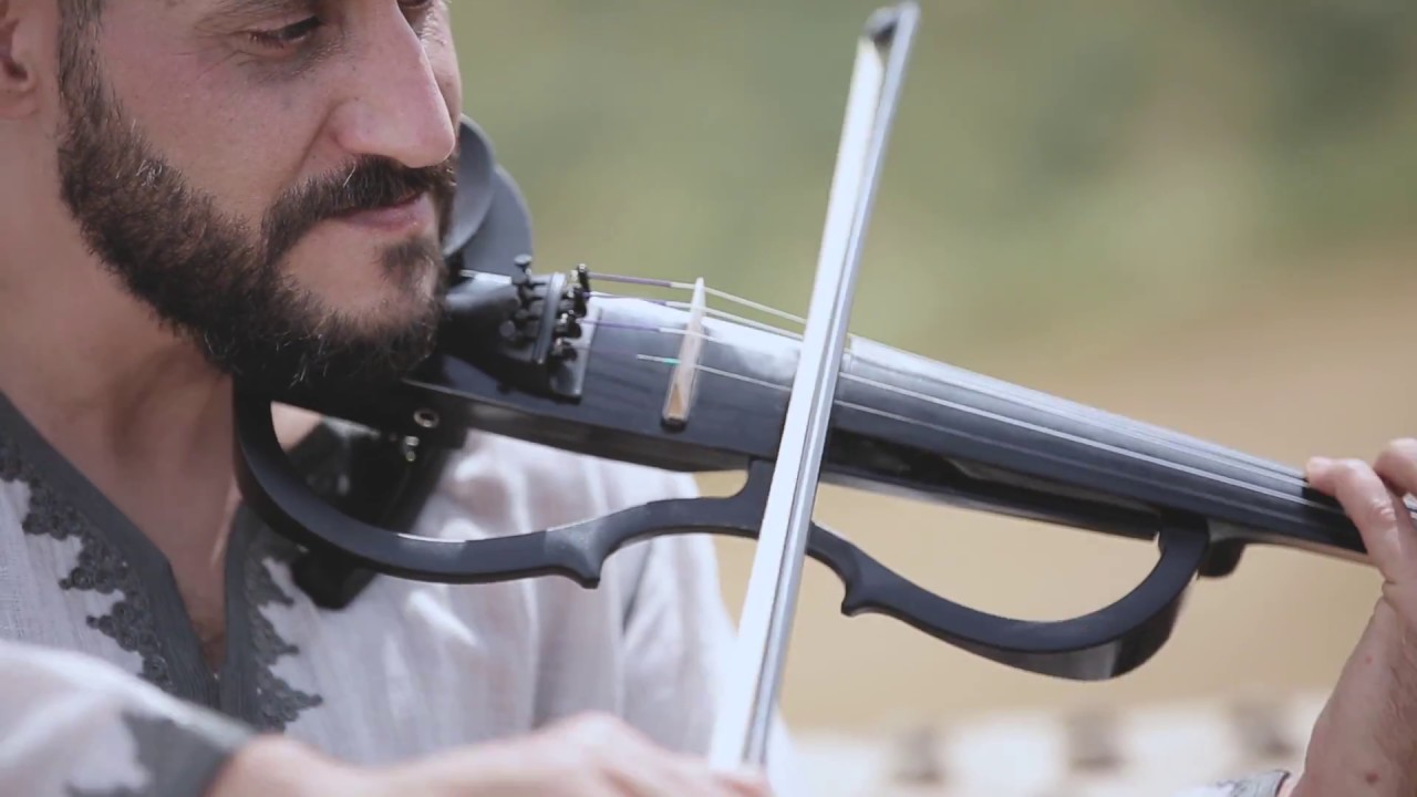 突尼斯爵士乐手卡梅尔·谢里夫在演奏.