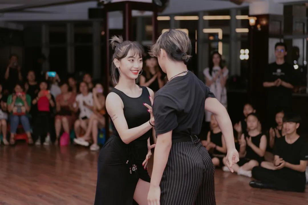 懂得感恩才走得更远阎棒棒杜玉君的榜样力量不止于课堂